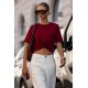Bordowy t-shirt Elvie z marszczeniem i różą